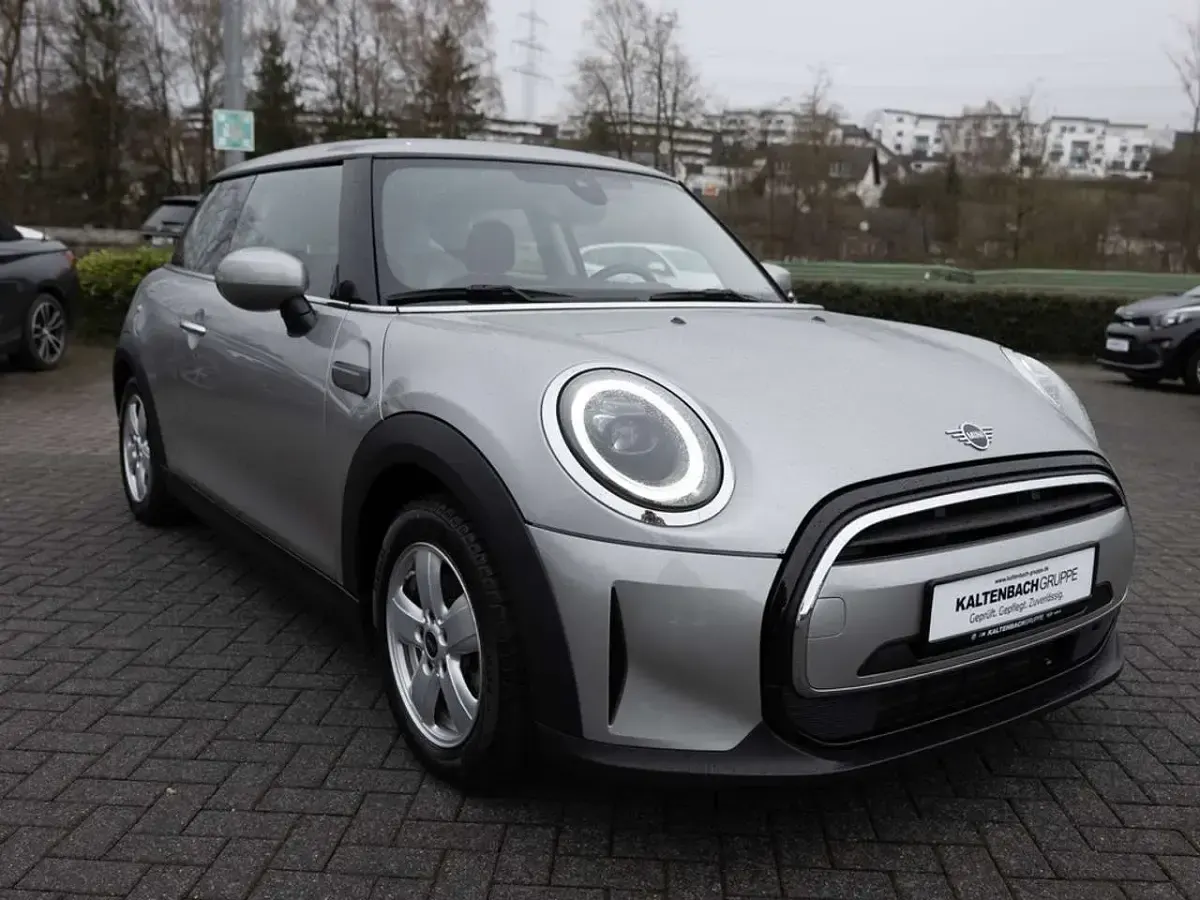 Używany Mini Cooper Essential 136 KM (100 kW) 2024 Srebrny Hatchback