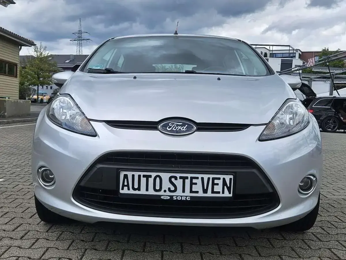 Gebraucht Ford Fiesta Trend 82 PS (60 kW) 2012 Polarsilber metallic Kleinwagen