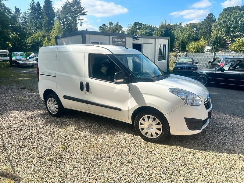 Weiß Gebraucht 2012 Opel Combo Van / Kleinbus | 2.900 € - Bild 1/4