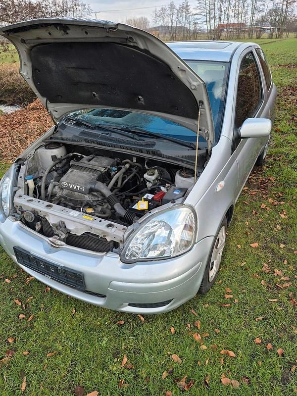 Gebraucht Toyota Yaris 68 PS (50 kW) 2004 Silber Kleinwagen