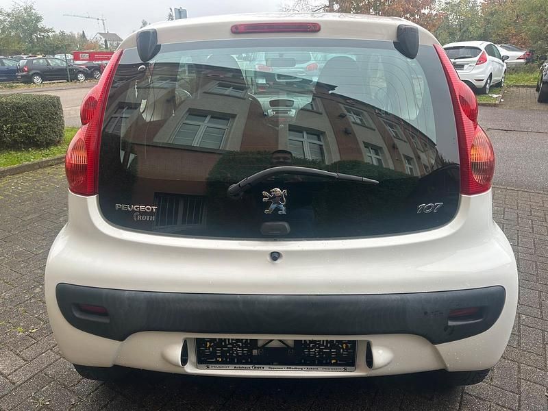 Gebraucht Peugeot 107 68 PS (50 kW) 2009 Weiß Kleinwagen
