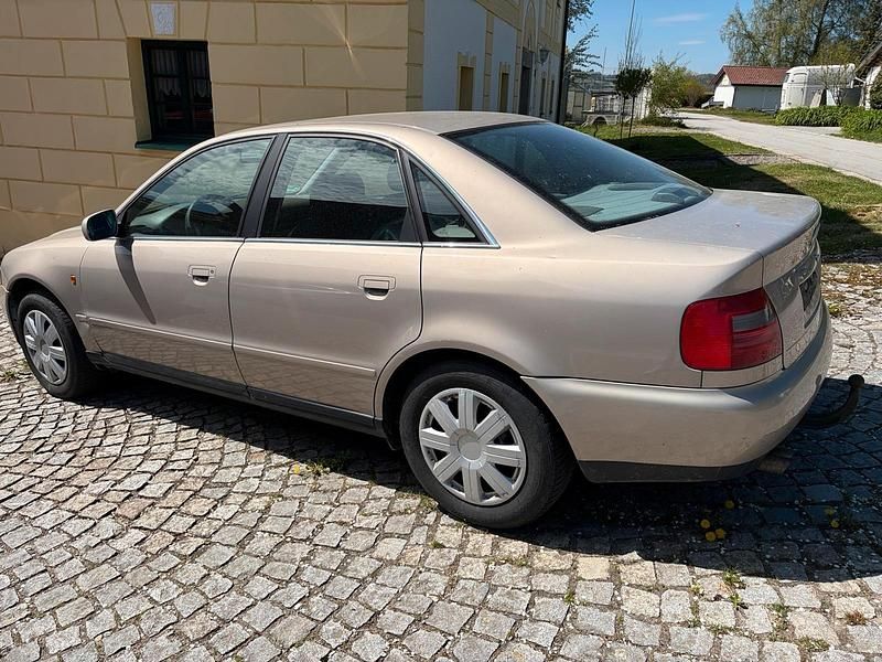 Second-hand Audi A4 165 CP (121 kW) 1998 Argintiu Berlinǎ