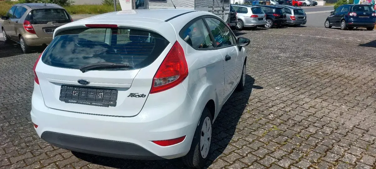 Gebraucht Ford Fiesta 60 PS (44 kW) 2012 Weiß Kleinwagen