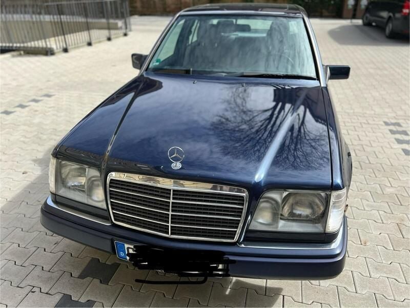 Blau Gebraucht 1994 Mercedes E200 Limousine | 5.900 € - Bild 1/4