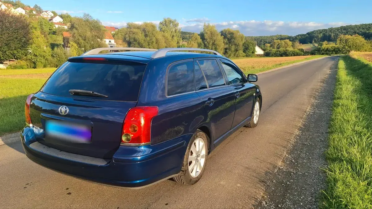Gebraucht Toyota Avensis T2 129 PS (94 kW) 2005 Blau Kombi