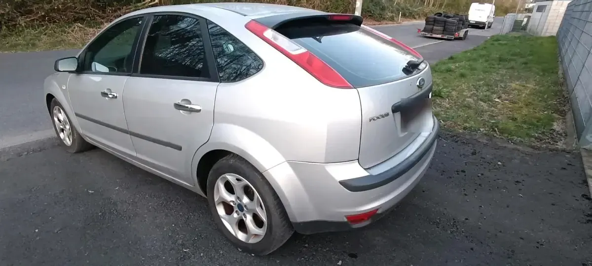 Gebraucht Ford Focus 100 PS (73 kW) 2004 Silber Limousine