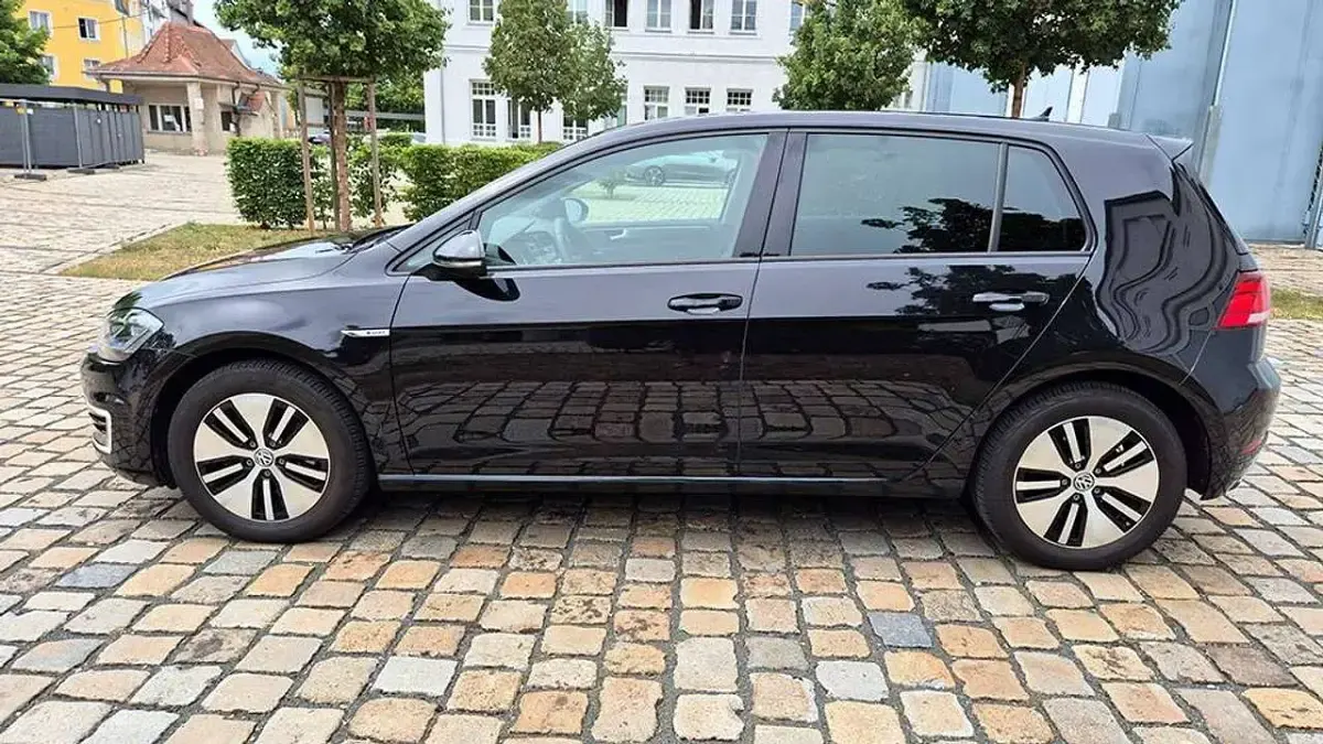Gebraucht VW e-Golf 100 kW (136 PS) 2019 Deep black perleffekt Kleinwagen