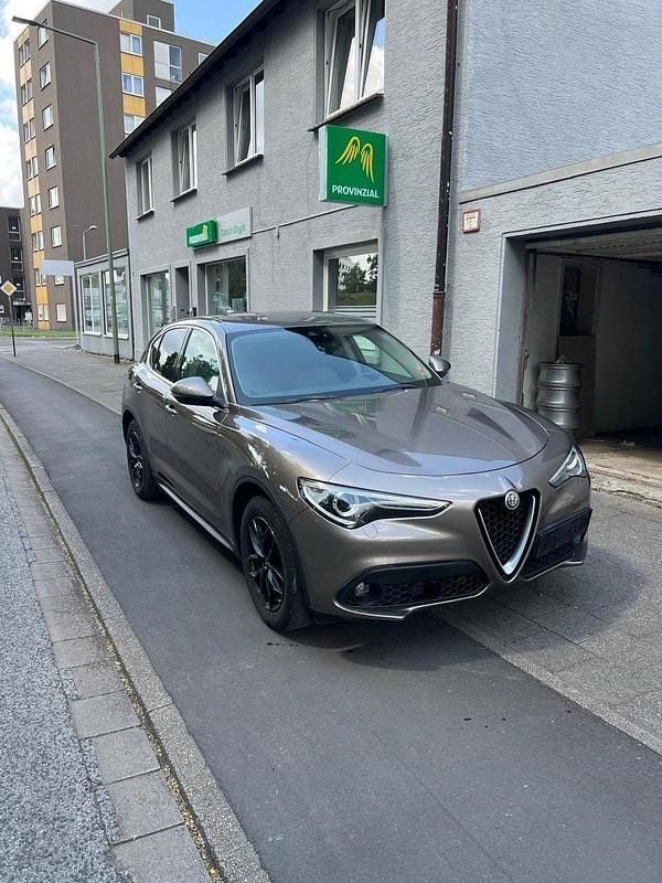 Braun Gebraucht 2018 Alfa Romeo Stelvio Executive SUV | 15.999 € (Superpreis) - Bild 1/4