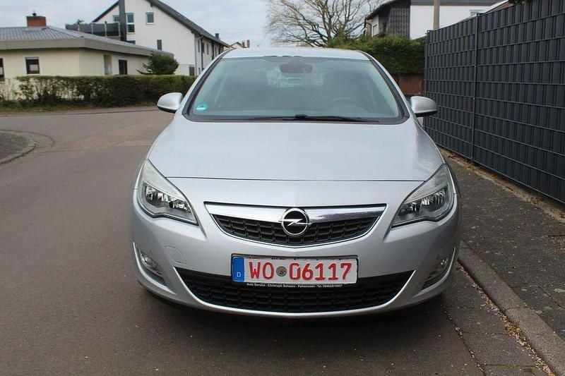 Gebraucht Opel Astra Edition 125 PS (91 kW) 2010 Silber Limousine