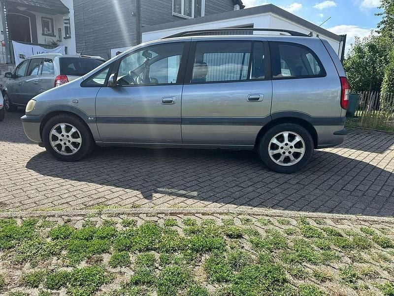 Grau Gebraucht 2004 Opel Zafira Van / Kleinbus | 699 € (Superpreis) - Bild 1/4