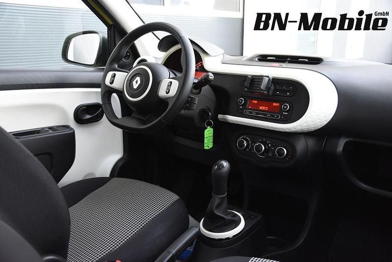 Second-hand Renault Twingo 69 CP (50 kW) 2017 Galben Hatchback