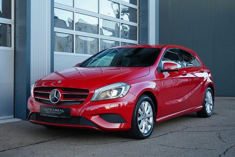 Gebraucht Mercedes A180 122 PS (89 kW) 2015 Rot Kleinwagen