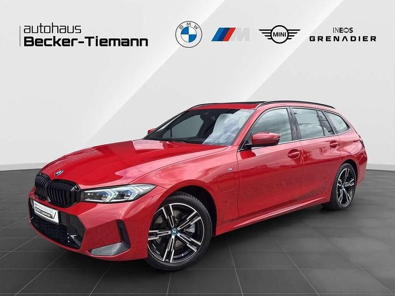 Melbourne red Gebraucht 2024 BMW 330e M Sport Kombi | 44.910 € (Guter Preis) - Bild 1/4
