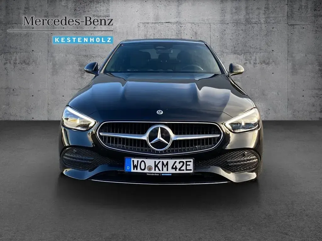 Gebraucht Mercedes C300e Avantgarde 197 PS (144 kW) 2025 Schwarz Limousine