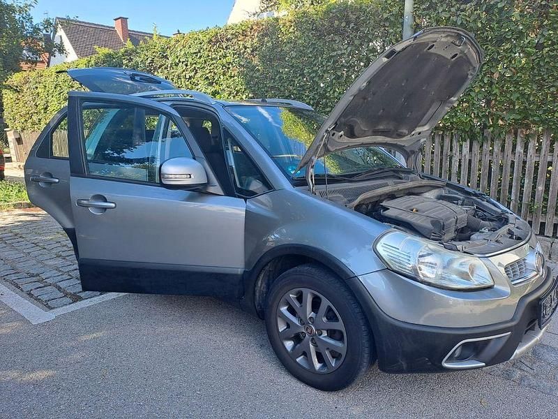 Silber Gebraucht 2014 Fiat Sedici SUV | 1.999 € (Superpreis) - Bild 1/4