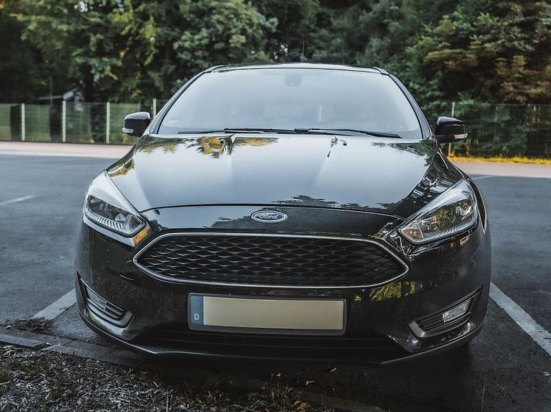 Schwarz Gebraucht 2015 Ford Focus Business Edition Limousine | 6.900 € (Fairer Preis) - Bild 1/4