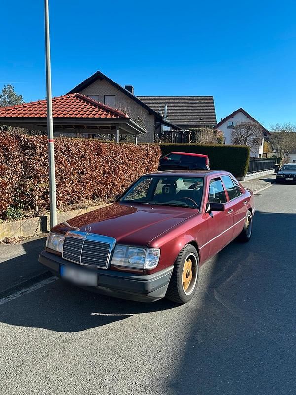 Second-hand Mercedes E230 132 CP (97 kW) 1992 Roșu Berlinǎ