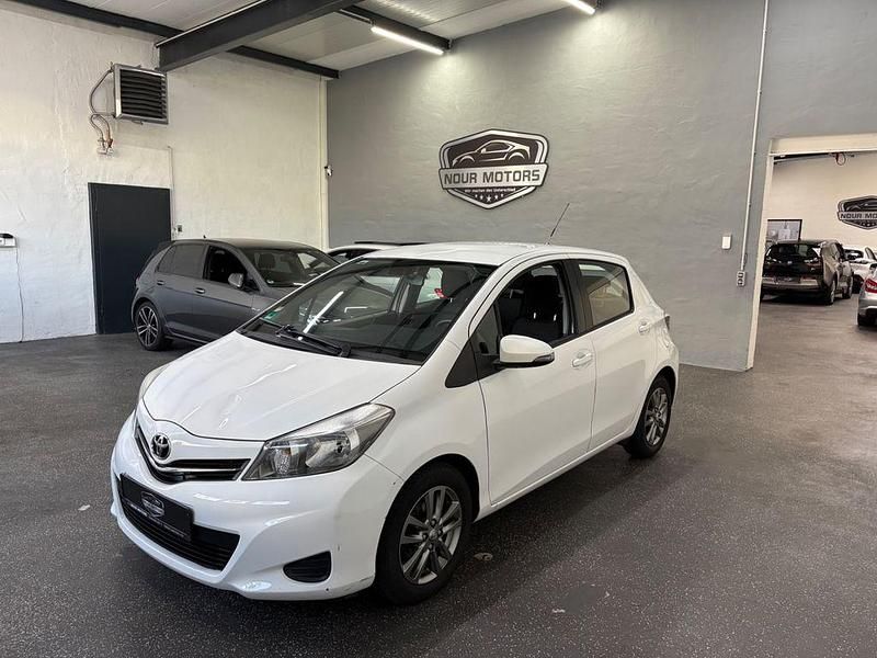 Weiß Gebraucht 2014 Toyota Yaris Edition Limousine | 6.700 € (Fairer Preis) - Bild 1/4