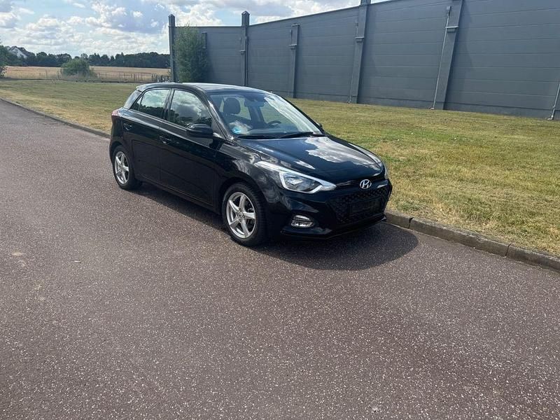 Schwarz Gebraucht 2018 Hyundai i20 Active Limousine | 8.999 € (Superpreis) - Bild 1/4