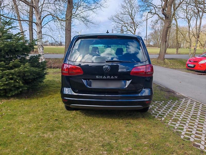 Second-hand VW Sharan 140 CP (102 kW) 2010 Negru Monovolum