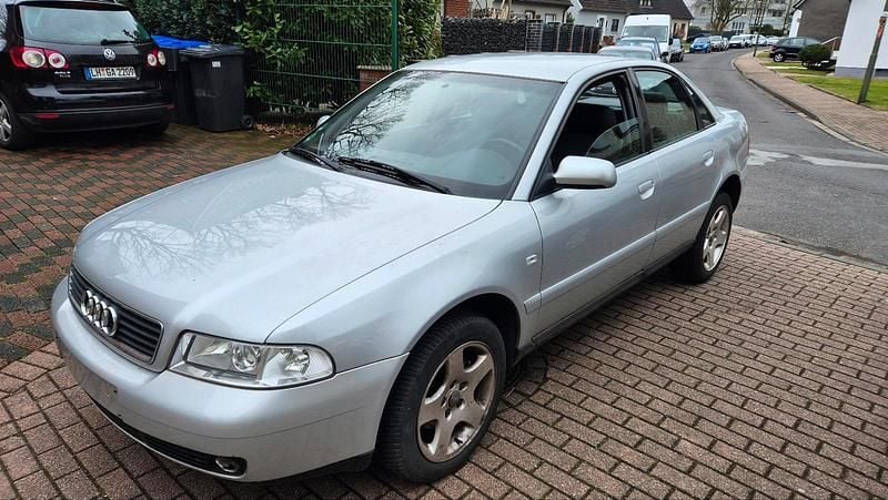 Second-hand Audi A4 100 CP (73 kW) 2000 Argintiu Berlinǎ