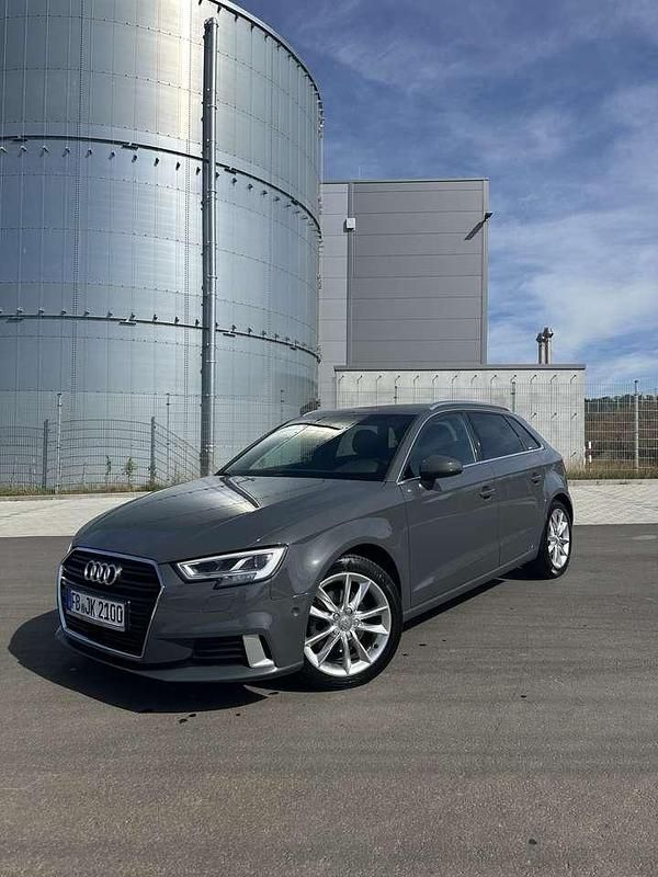 Grau Gebraucht 2018 Audi A3 Sportback Kleinwagen | 15.500 € (Fairer Preis) - Bild 1/4