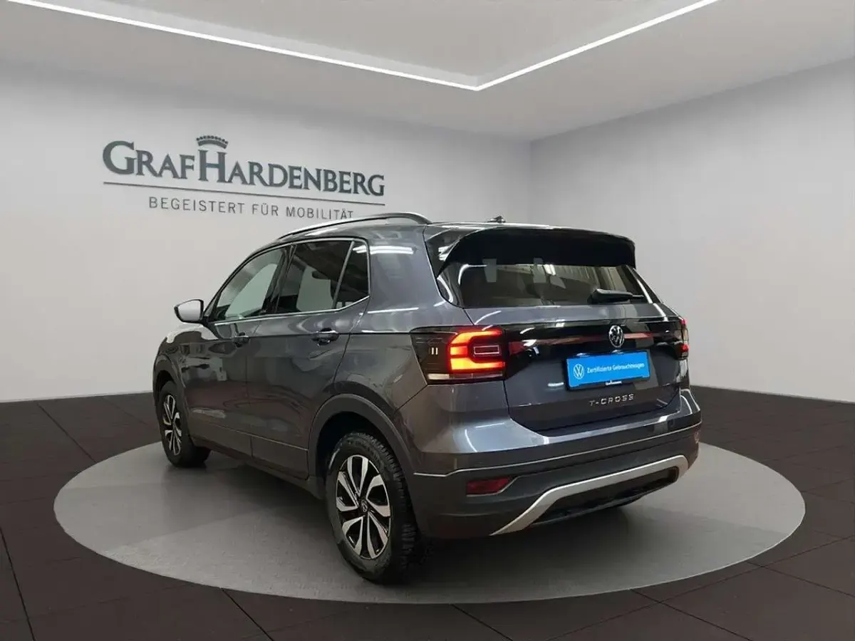 Gebraucht VW T-Cross Active 110 PS (80 kW) 2023 Rauchgrau metallic SUV
