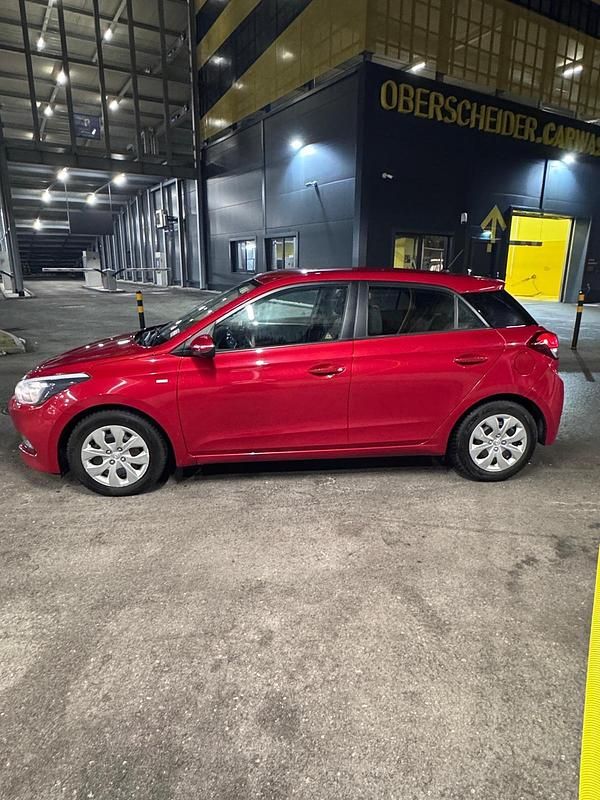 Gebraucht Hyundai i20 75 PS (55 kW) 2015 Rot Kleinwagen