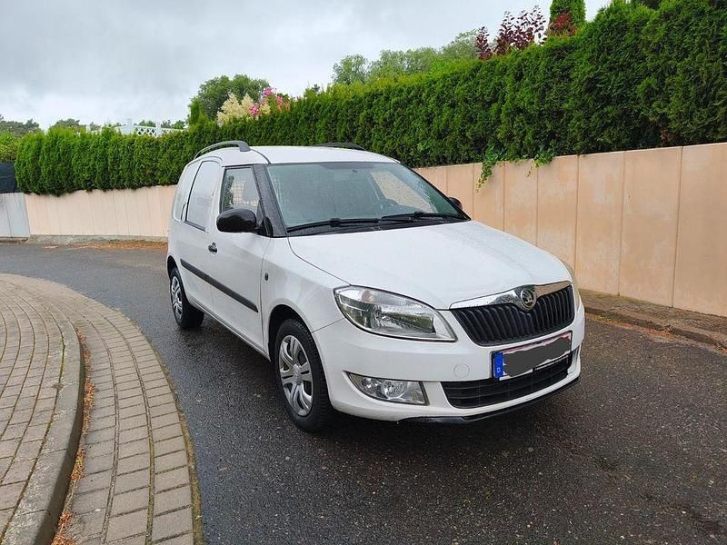Weiß Gebraucht 2015 Skoda Roomster Limousine | 2.999 € (Fairer Preis) - Bild 1/4