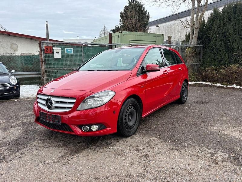 Gebraucht Mercedes B180 109 PS (80 kW) 2012 Rot Van / Kleinbus