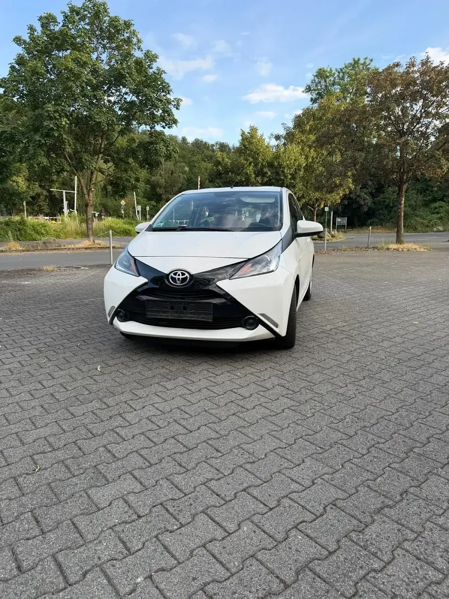 Gebraucht Toyota Aygo 69 PS (50 kW) 2017 Weiß Kleinwagen