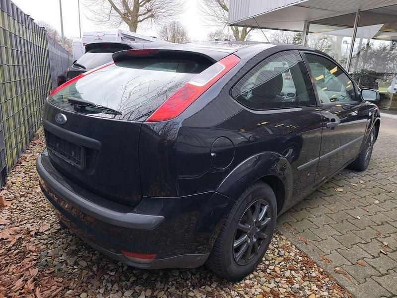 Gebraucht Ford Focus Trend 80 PS (58 kW) 2005 Pantherschwarz metallic Limousine
