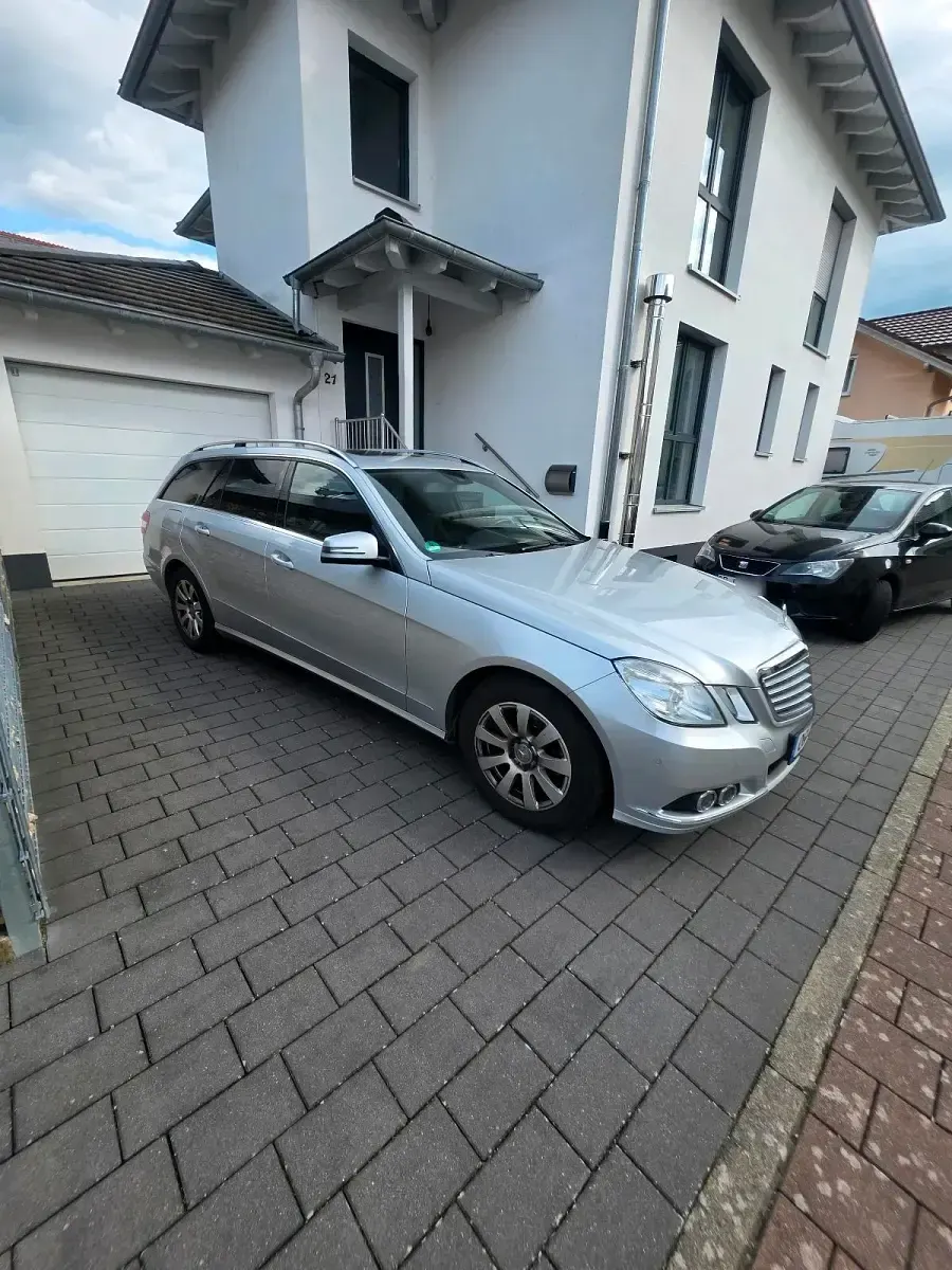 Usado Mercedes E220 Elegance 170 CV (125 kW) 2011 Plateado Berlina
