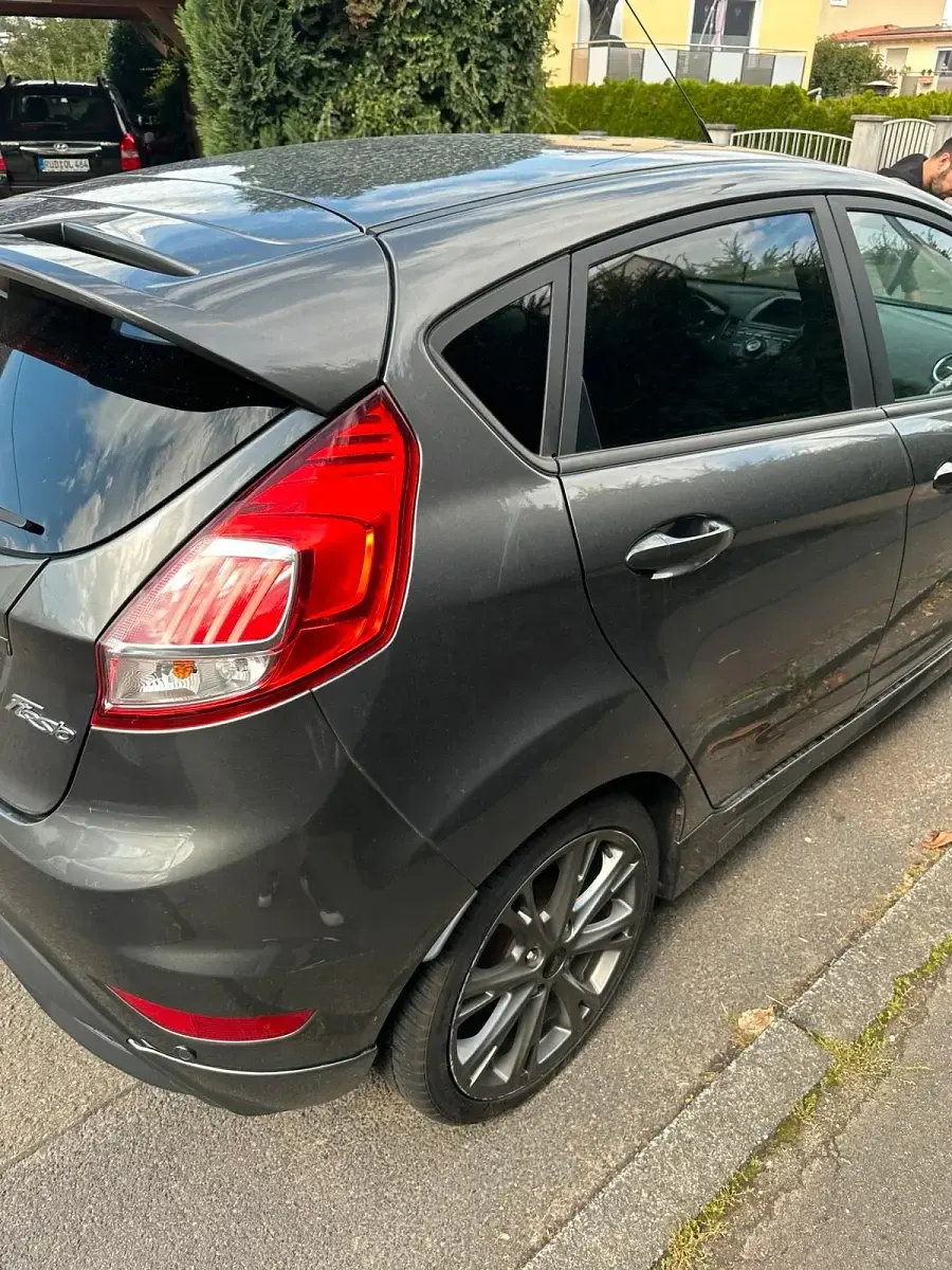 Gebraucht Ford Fiesta 140 PS (102 kW) 2016 Grau Kleinwagen