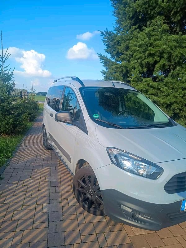 Grau Gebraucht 2018 Ford Tourneo Courier Van / Kleinbus | 8.900 € (Guter Preis) - Bild 1/4