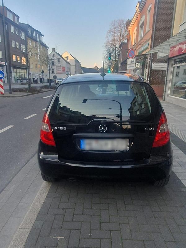 Gebraucht Mercedes A180 95 PS (69 kW) 2010 Schwarz Kleinwagen