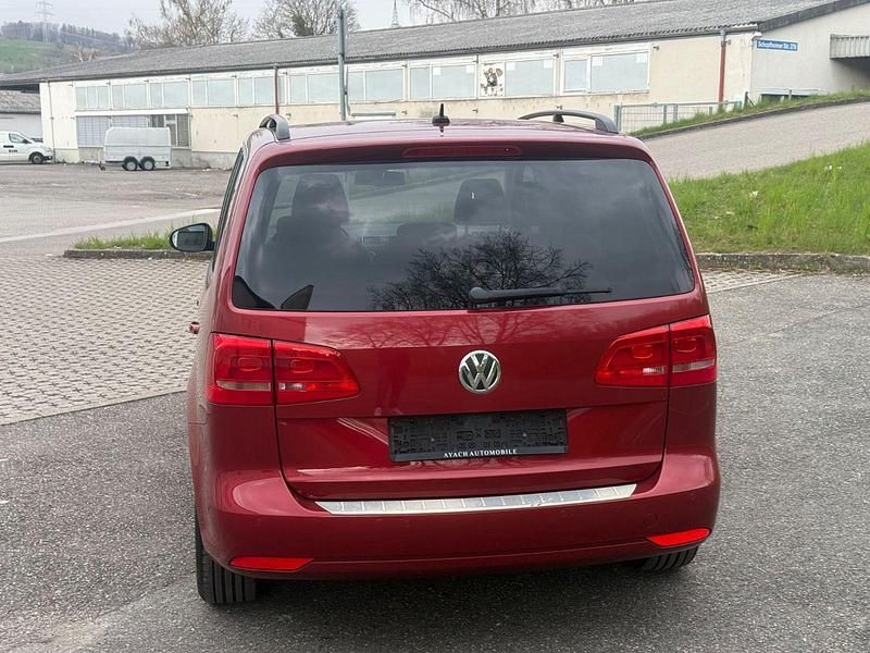 Gebraucht VW Touran Comfortline 140 PS (102 kW) 2011 Rot Van / Kleinbus