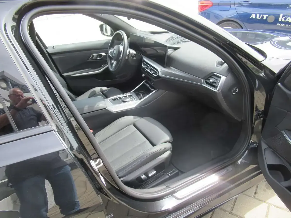 Gebraucht BMW 320e M Sport 204 PS (150 kW) 2023 Schwarz Kombi