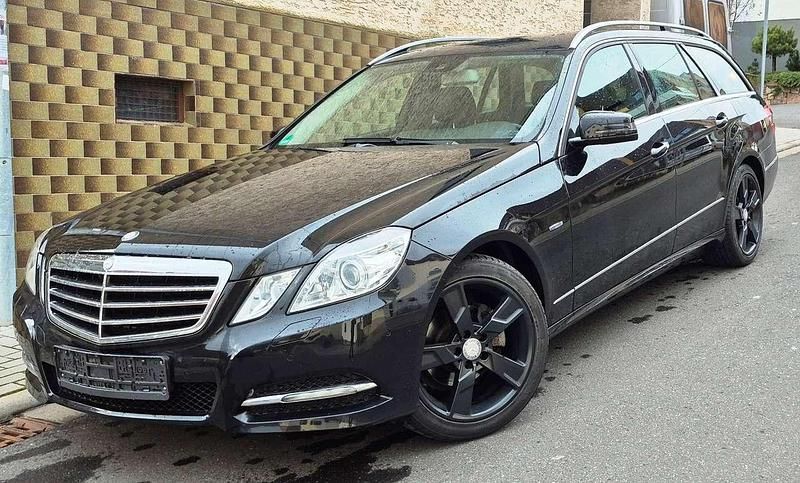 Schwarz Gebraucht 2010 Mercedes E200 Avantgarde Kombi | 9.790 € (Fairer Preis) - Bild 1/4