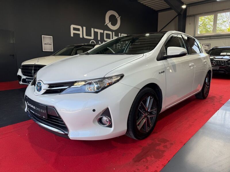 Weiß Gebraucht 2015 Toyota Auris Hybrid Limousine | 11.900 € (Fairer Preis) - Bild 1/4