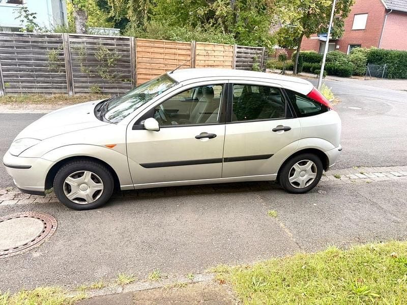 Grau Gebraucht 2001 Ford Focus Limousine | 600 € (Superpreis) - Bild 1/4