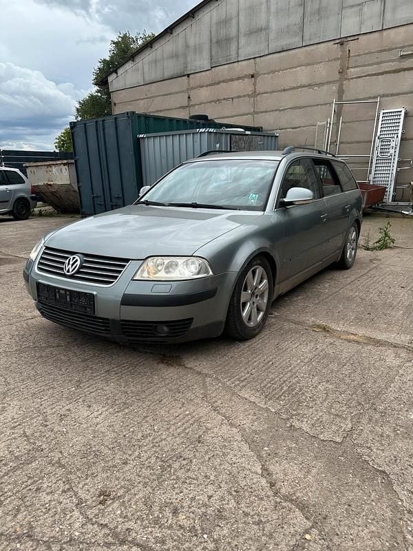 Grün Gebraucht 2004 VW Passat Kombi | 400 € (Superpreis) - Bild 1/4