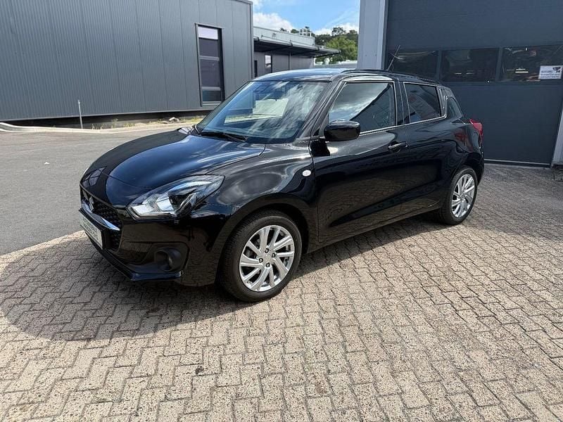 Schwarz Gebraucht 2023 Suzuki Swift Comfort Limousine | 15.999 € (Teuer) - Bild 1/4