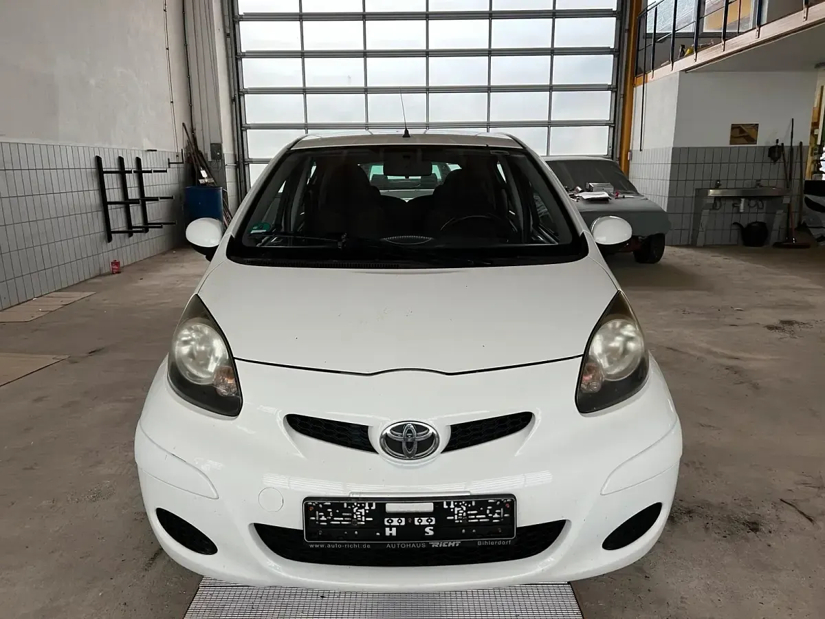 Gebraucht Toyota Aygo 68 PS (50 kW) 2012 Weiß Kleinwagen