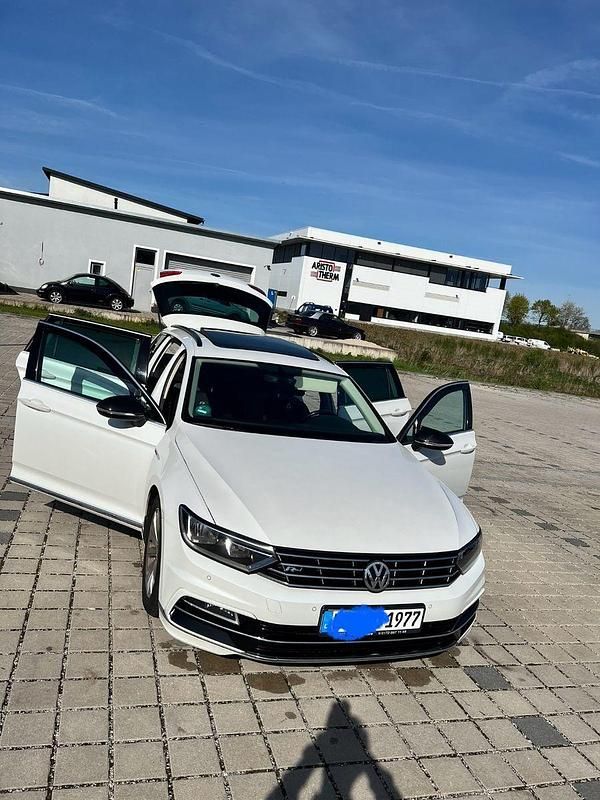 Weiß Gebraucht 2016 VW Passat R-line BlueMotion Limousine | 11.499 € (Superpreis) - Bild 1/4