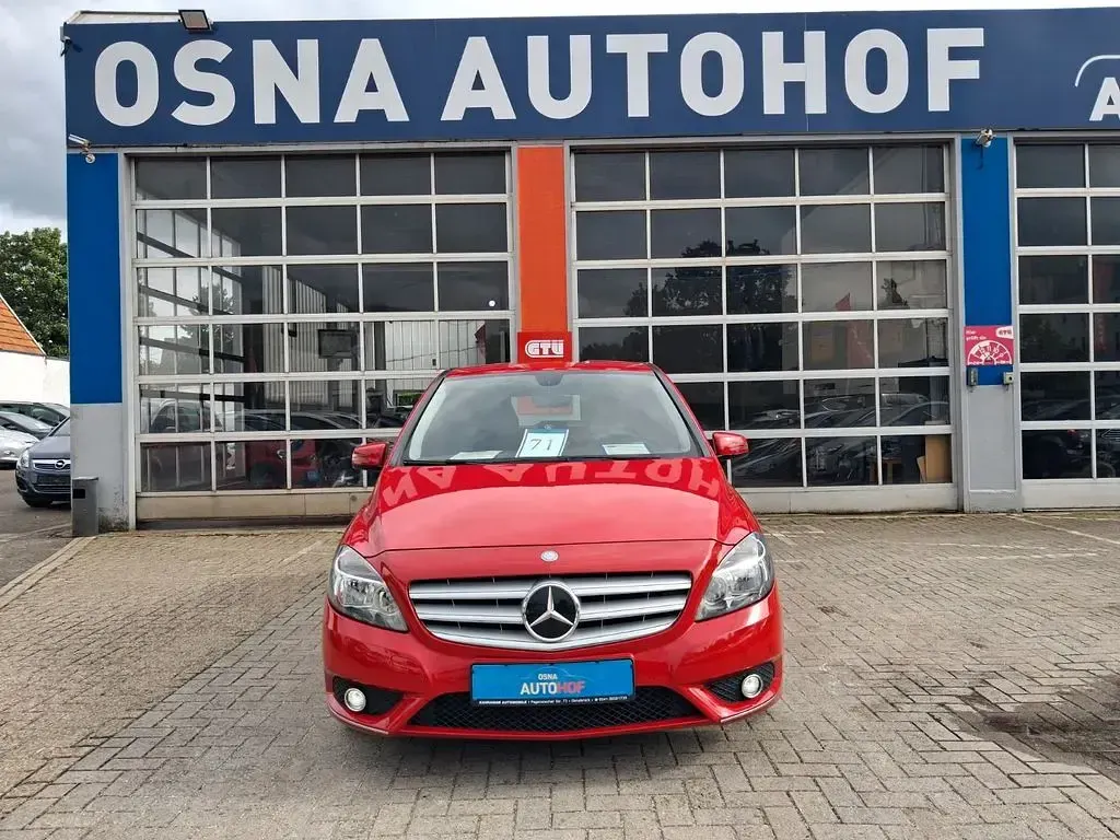 Gebraucht Mercedes B200 136 PS (100 kW) 2013 Rot Kleinwagen