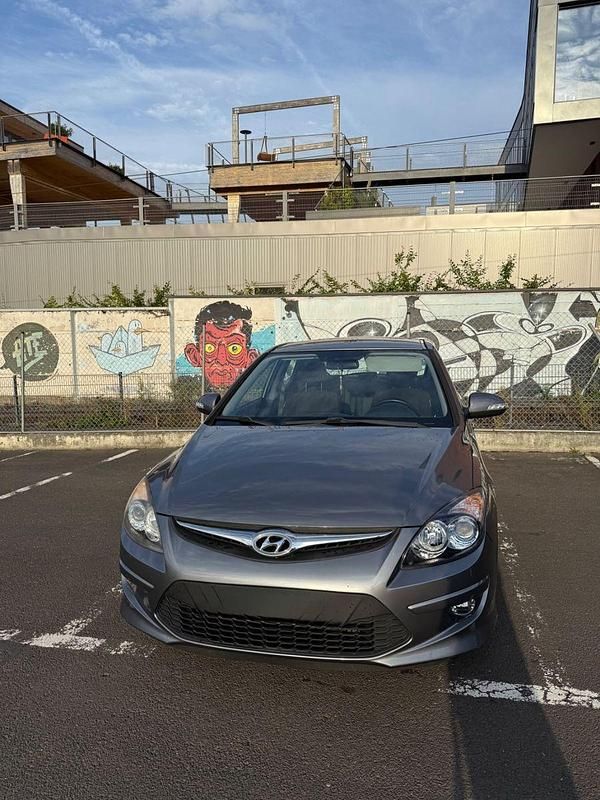 Grau Gebraucht 2011 Hyundai i30 Kombi | 4.700 € (Fairer Preis) - Bild 1/4