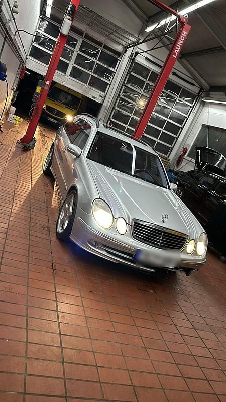 Silber Gebraucht 2003 Mercedes E200 AMG Kombi | 2.400 € (Fairer Preis) - Bild 1/4