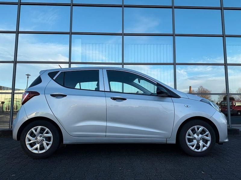 Gebraucht Hyundai i10 Basis 67 PS (49 kW) 2017 Silber Kleinwagen
