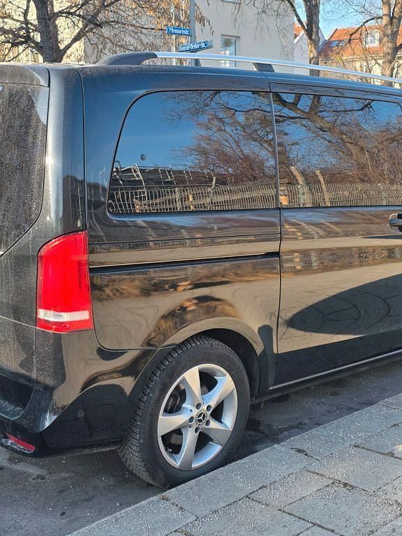 Gebraucht Mercedes V220 Avantgarde Edition 163 PS (119 kW) 2022 Schwarz Van / Kleinbus